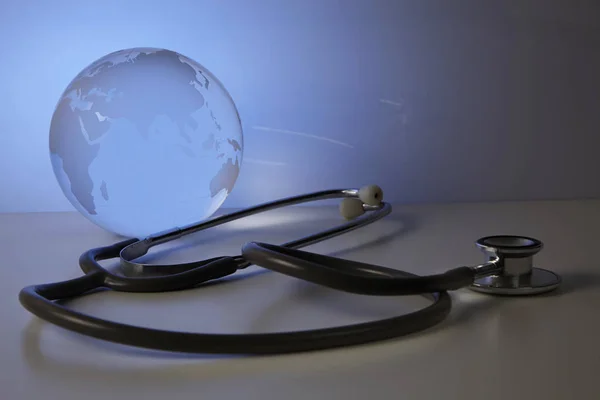 Глобальное Здравоохранение Глобус Стетоскоп Студийный Снимок — стоковое фото