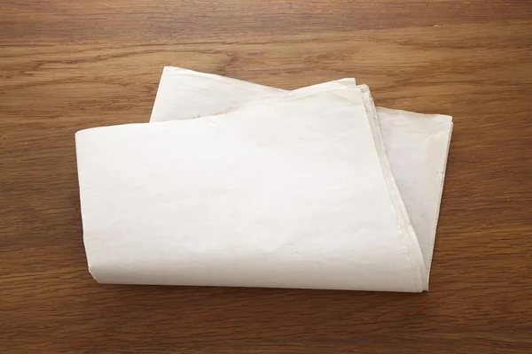 Ahşap Masa Üzerinde Boş Kağıt Kaydırma — Stok fotoğraf