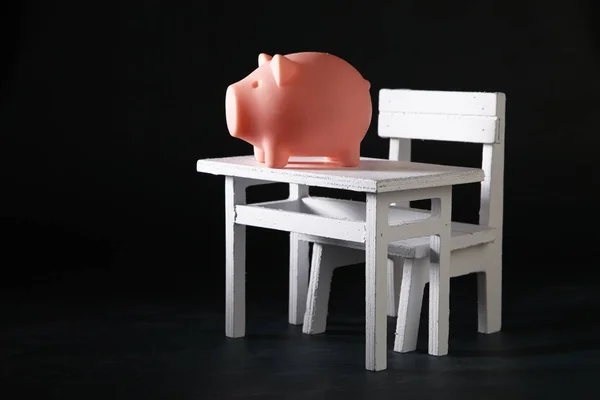 Miniatur Tisch Und Stuhl Mit Sparschwein Auf Tafel — Stockfoto