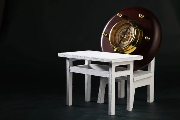 Table Miniature Une Boussole Sur Chaise — Photo