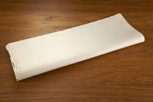 Ahşap Masa Üzerinde Boş Kağıt Kaydırma — Stok fotoğraf