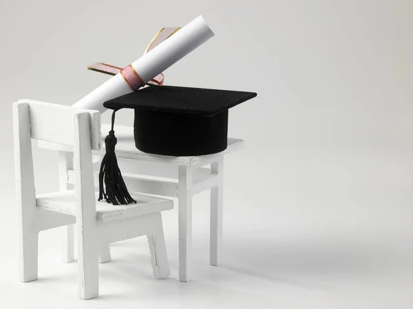 Scrivania Della Scuola Miniatura Sedia Rotolo Diploma Mortaio Sfondo Bianco — Foto Stock