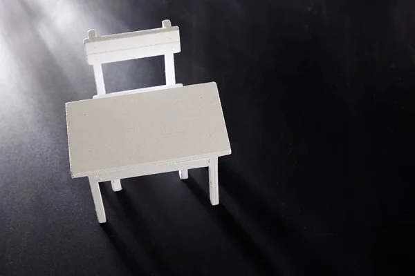 Table Miniature Chaise Sur Tableau Noir — Photo