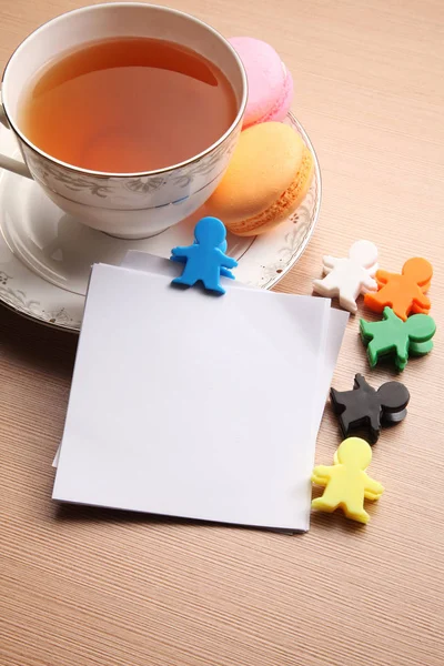 Tasse Tee Und Macarons Mit Unbeschriebenem Blatt Für Die Botschaft — Stockfoto