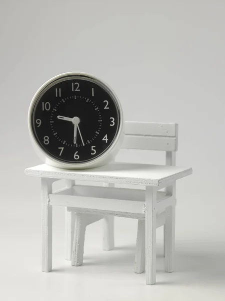 Zegar Biały Miniaturowe Drewniany Stół Krzesła — Zdjęcie stockowe