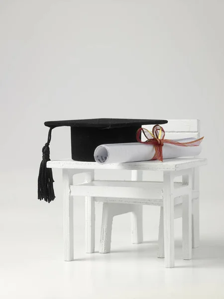 Tabela Escola Miniatura Cadeira Diploma Scroll Placa Argamassa Fundo Branco — Fotografia de Stock