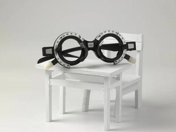 Nástroj Pro Vyšetření Očí Mini Stůl Židle Bílém Pozadí — Stock fotografie