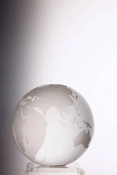 Close Van Glazen Globe Grijze Achtergrond — Stockfoto
