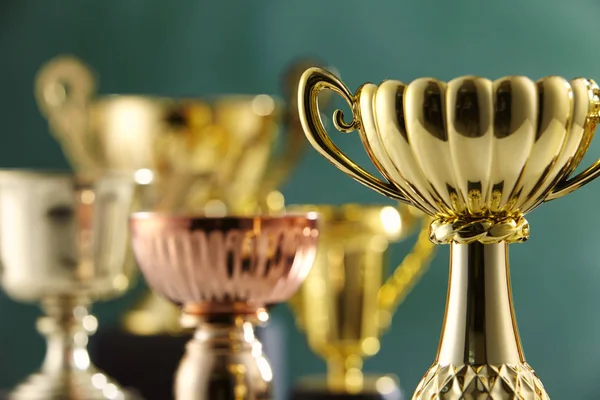 Grupo Troféus Frente Quadro Negro — Fotografia de Stock