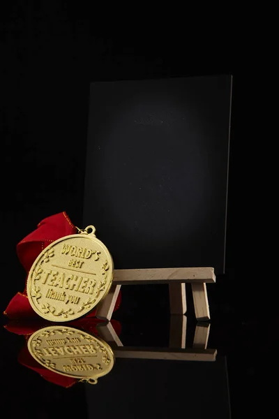 感謝の気持ちとして 教師の黄金のメダル — ストック写真