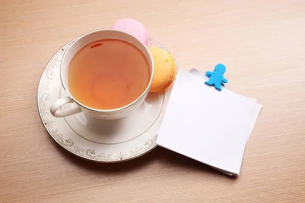 Tasse Tee Und Macarons Mit Unbeschriebenem Blatt Für Die Botschaft — Stockfoto