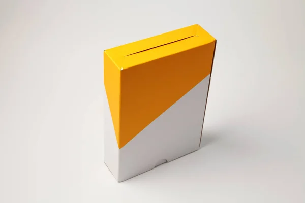带复制空间的白色背景的邮费盒 — 图库照片