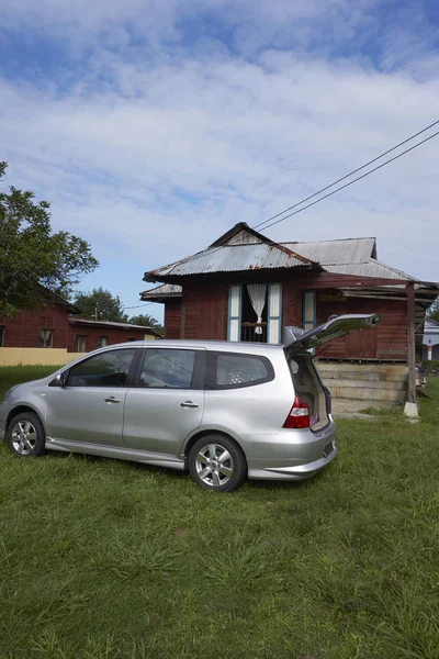 Auto Zaparkované Blízkosti Dřevěný Venkovský Dům — Stock fotografie