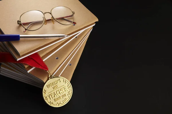 Kartkę Życzeniami Dnia Nauczyciele Notebooków Pióra Okulary Złoty Medal Czarnym — Zdjęcie stockowe