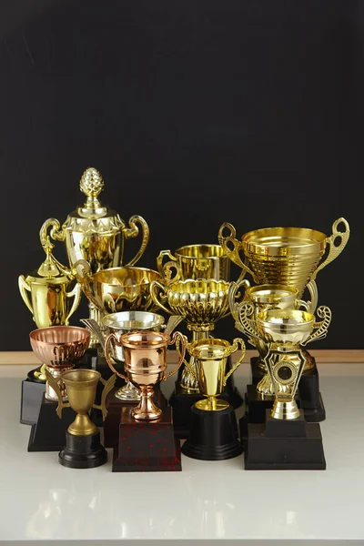 Grupo Troféus Frente Quadro Negro — Fotografia de Stock