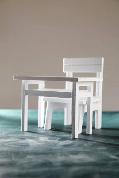 Miniatur Tisch Und Stuhl Auf Tafel — Stockfoto