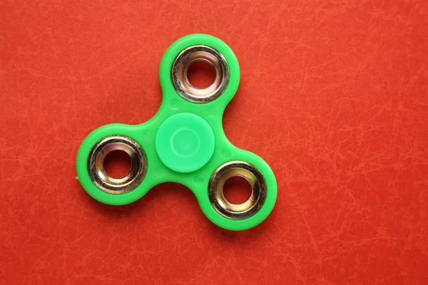 kırmızı zemin üzerine yeşil topluca spinner