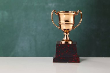 yazı tahtası önünde kupa