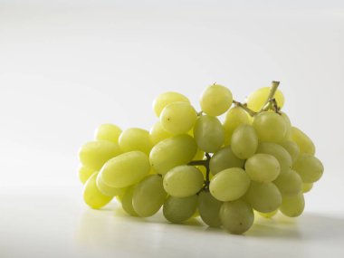 Beyaz arkaplanda izole edilmiş yeşil üzüm