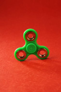 kırmızı zemin üzerine yeşil topluca spinner