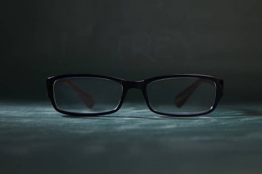 blackboard ile kopya alanı üzerine gözlük, yakın çekim