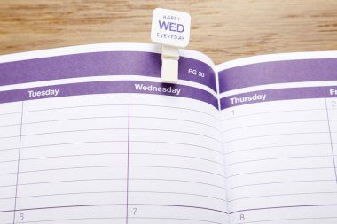 Ahşap arka plan sayfasında takvim açın, yakın çekim.