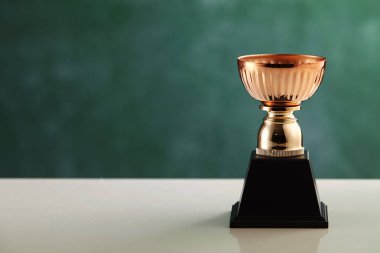 yazı tahtası önünde kupa