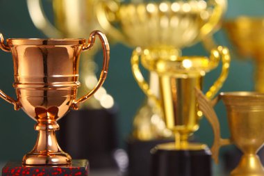 yazı tahtası önünde Kupa Grup