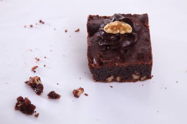 Beyaz arka plan üzerinde kırıntısı ile kek