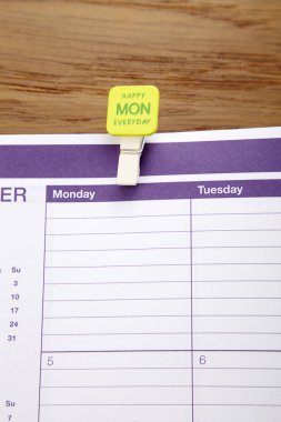 Ahşap arka plan sayfasında takvim açın, yakın çekim.