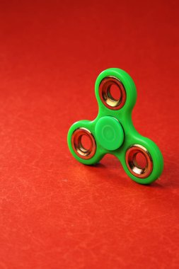 kırmızı zemin üzerine yeşil topluca spinner