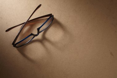 ahşap arka plan üzerine gözlük çifti