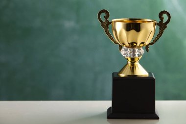 yazı tahtası önünde kupa