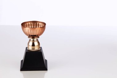Beyaz arka plan üzerinde bronz kupa