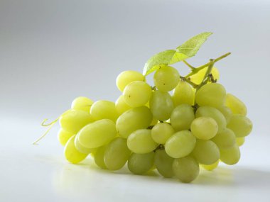 Beyaz arkaplanda izole edilmiş yeşil üzüm