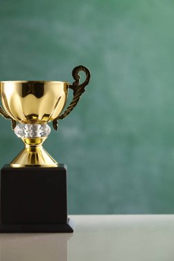 yazı tahtası önünde kupa