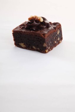 Beyaz arka plan üzerinde brownie bölümünü