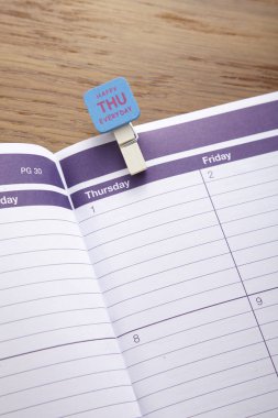 Ahşap arka plan sayfasında takvim açın, yakın çekim.