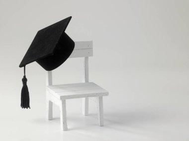 minyatür okul sandalye, beyaz zemin üzerine diploma kaydırma ve harç Pansiyon