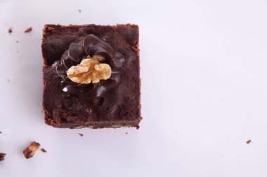 Beyaz arka plan üzerinde kırıntısı ile kek