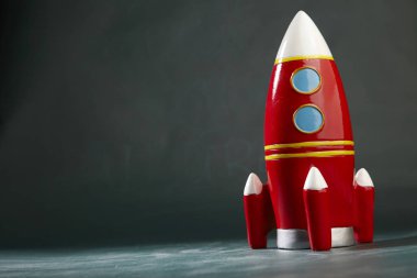 oyuncak roket üzerinde kopya alanı ile yazı tahtası