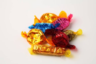 Beyaz arka plan üzerinde renkli şekerler yakın çekim