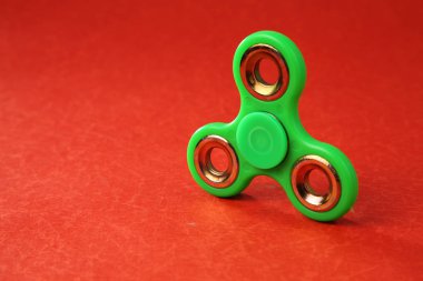 kırmızı zemin üzerine yeşil topluca spinner