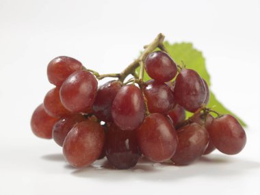 kırmızı üzüm beyaz izole kapatmak