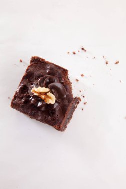 Beyaz arka plan üzerinde kırıntısı ile kek