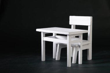 minyatür masa ve sandalye üzerinde yazı tahtası
