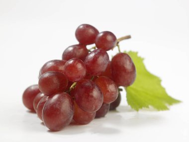 kırmızı üzüm beyaz izole kapatmak