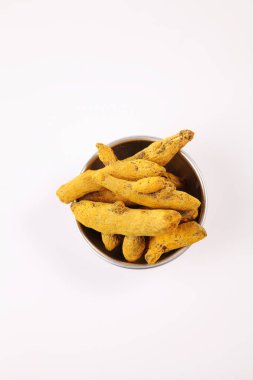 Beyaz arka plan üzerinde kuru zerdeçal kökü