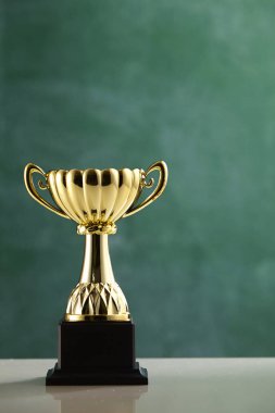 yazı tahtası önünde kupa