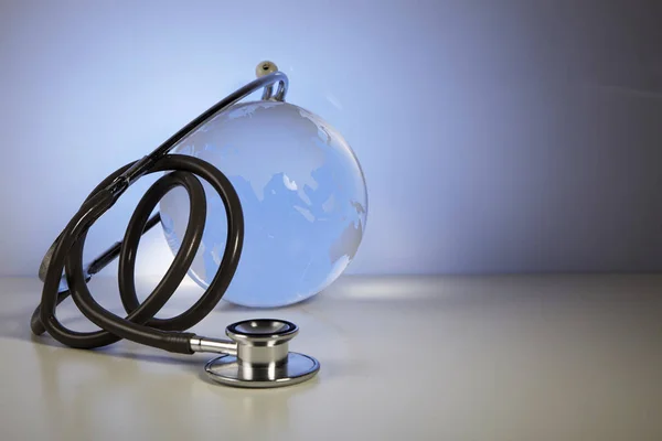 Küresel Sağlık Küre Stetoskop Stüdyo Vurdu — Stok fotoğraf